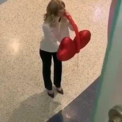 Balloon woman has talent