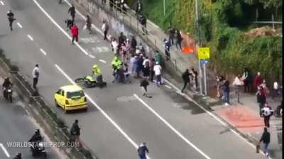 Skaters jump cops in Columbia after being ruthlessly run over by them
