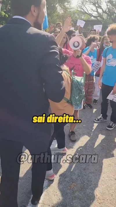 Sai de perto de mim 😅