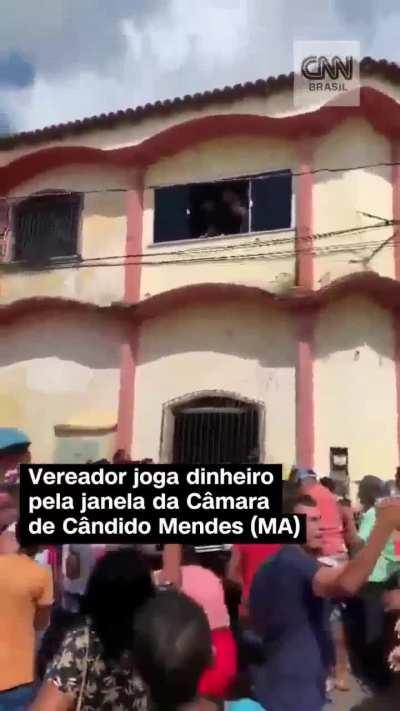No Maranhão, existe o Vereador que joga R$300k de Suborno pela janela, existe a pessoa que vai se arrebentar toda para conseguir dinheiro e existe o tonto filmando no meio da galera pra mandar no grupo de zap.