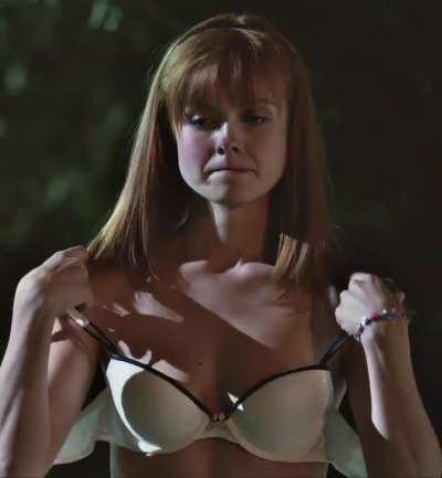 [Topless] Galadriel Stineman in Shameless [S3E4-2013]