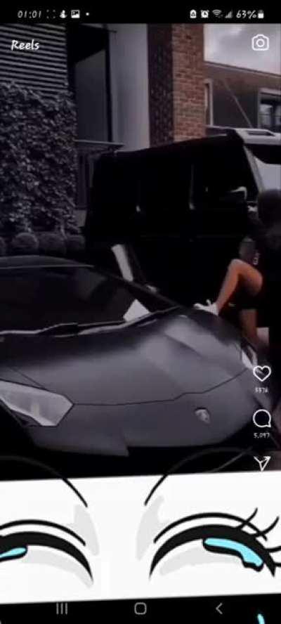 Woow so ✨different✨