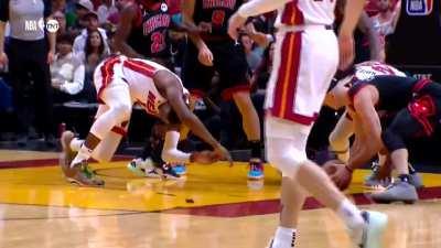 [Highlight] Pat Bev hits Bam with the Tiger knee