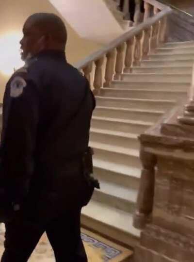 Police Officer tricks MAGA Mob: Almost leads them into hallway where senators are hiding, lures mob into another room