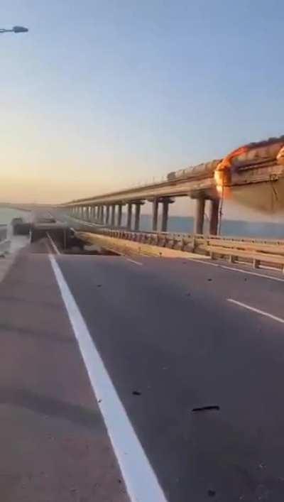 Ru pov: HD video showing the fire and collapse of Kerch Bridge in Crimea