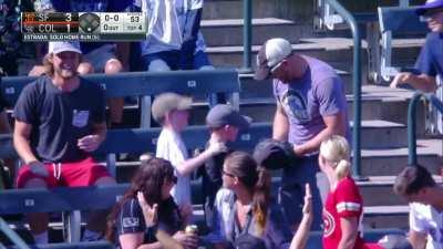 [Highlight] Thairo Estrada homers to left to extend the Giants lead to 3-1