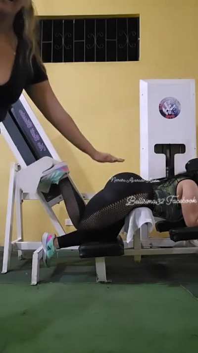 Bellisima32 exercising her huge butt 🍑