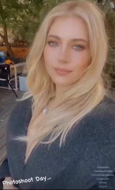 She's so gorgeous. And again with the little glance down.