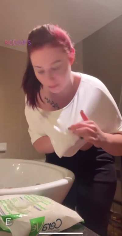 I can't see the stain but I do see something else