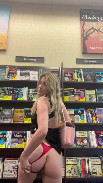 Picking out a good book [gif]