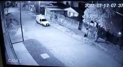 [QUILMES] Un tipo arrincona y abusa a una chica en plena calle