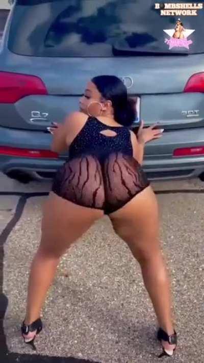 Vana (@missthickems_)