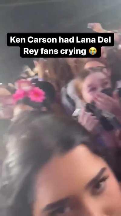 lana del rey fans stressing in ken crowd