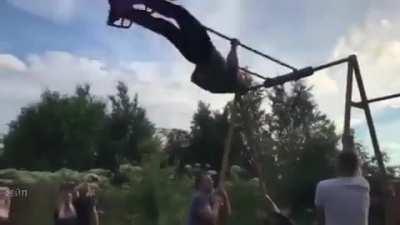 they have taken all the precautions of the case: many people holding the game and several ladies making comments... nothing can go wrong, right?