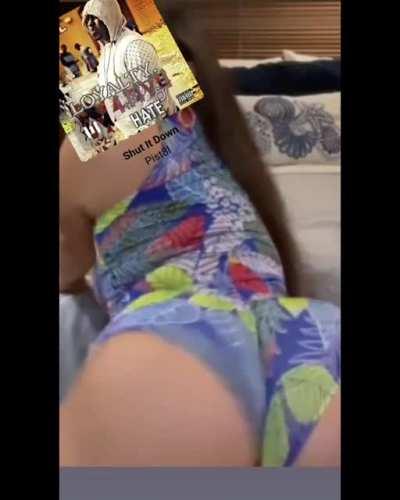 Dangggg 😚 this shawty a too thick