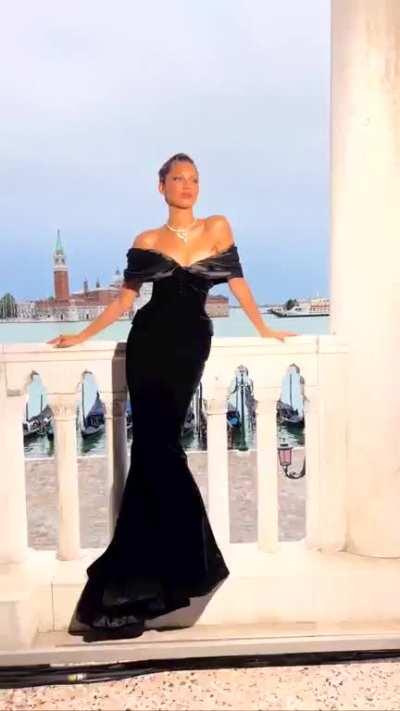 Our queen looking smoking hot in a BVLGARI dress 🤤