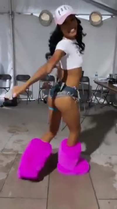 Coi leray twerking