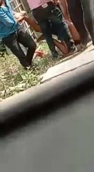 [TW: Death] Man beaten to death in broad daylight by a group of 5 in Ambarnath, India. The reason: Love marriage. 2 people arrested and investigation is undergoing.