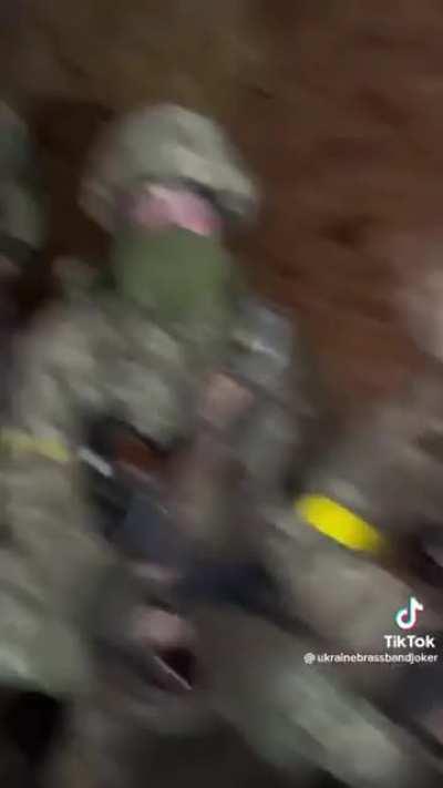 Who brings a goddamn xylophone to the front lines? Heroes do that !!