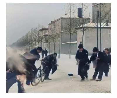 First ever recorded snowball fight (1897)
