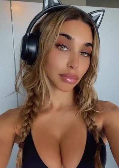 Hottie in headphones