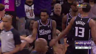 [Highlight] Malik Monk taking over in OT as Fox is on the bench bc of his ankle (w/ replay)