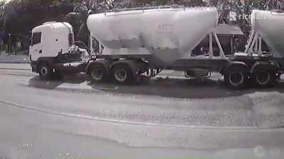 Two trucks turn a car into a metal ball, sadly none of the 6 passengers survived. Brazil 19/04/2021