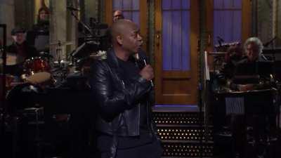 Dave Chappelle praises Ukraine. Jokes “that whole country is littered with traps like Home Alone”.