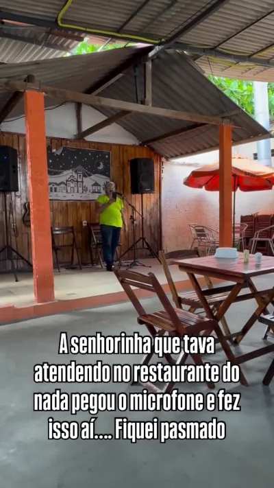 Dona Lila, dona de um restaurante em Paulista - PE, dando uma palhinha no seu karaokê