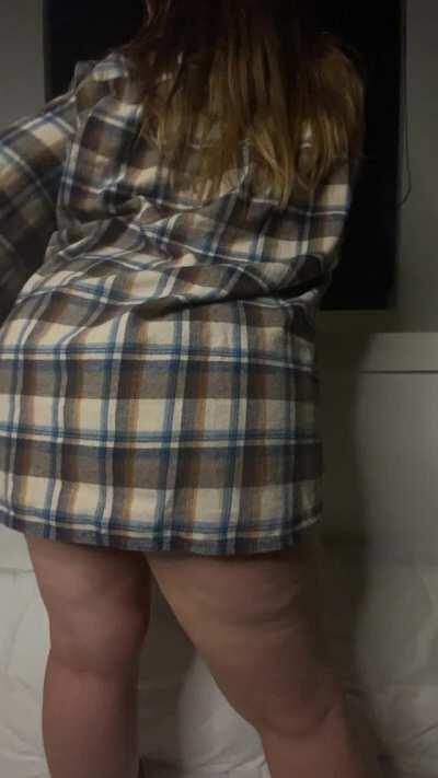 Pulling up my flannel to show you my booty 🍑