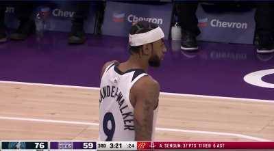 [Highlight] Timberwolves TV Analyst Jim Peterson: “I like the Mistletoe Kiss….you were laying in bed last night thinking of stuff to say for Christmas”