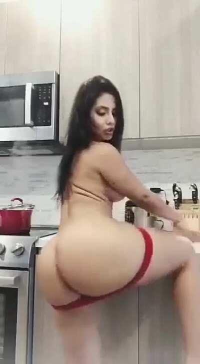 Latina with big titties and an ass 😳 ( her Free album In comments )