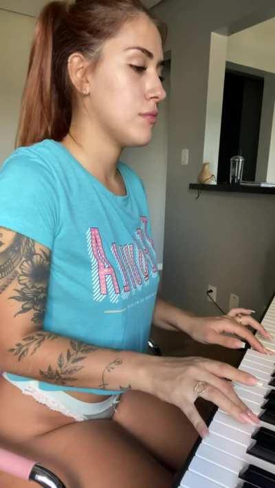 Hit me up for a sexy exclusive piano class ;)