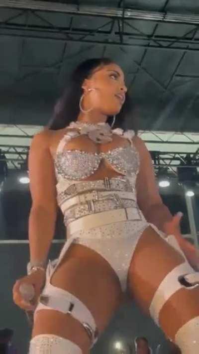 Shenseea looking 🔥🔥 on stage