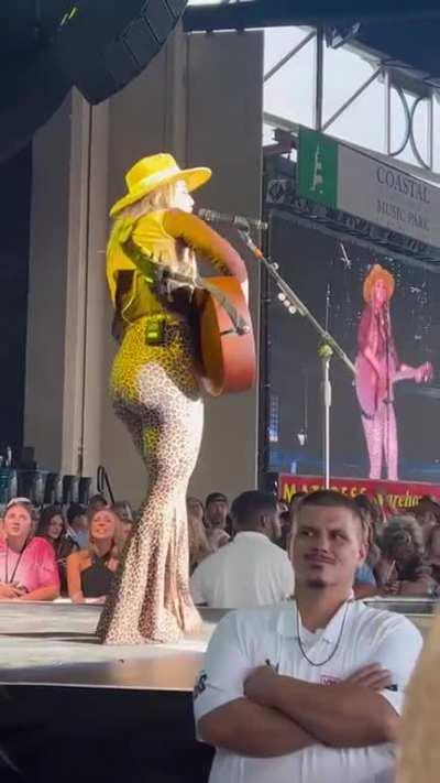 I'm shocked that Lainey Wilson's big, fat country ass hasn't been posted here