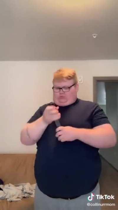 Agalar ben önceden bu çocuk gibiydim. Hatta gözlükler ve saç aynıydı. Ama artık nerdeyse 30 kilo verdim şuan 109 kiloyum vermeye devam ediyorum. Yani paylaşıyorum nedenini bilmiyorum. Belki bilinçaltım bişey başardığına okadar secindiki bunu herkese yayma