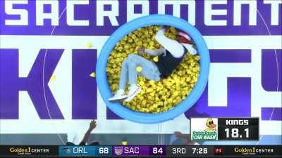 [Highlight] King’s Fan wearing a Kevin Huerter wig dives and splashed around…Rubber Ducks?