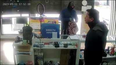 La Plata: Entraron a robar en un local de celulares y el dueño le sacó el arma a uno de los chorros