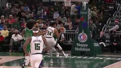 [Highlight] Antetokounmpo gets the crazy and-1 layup