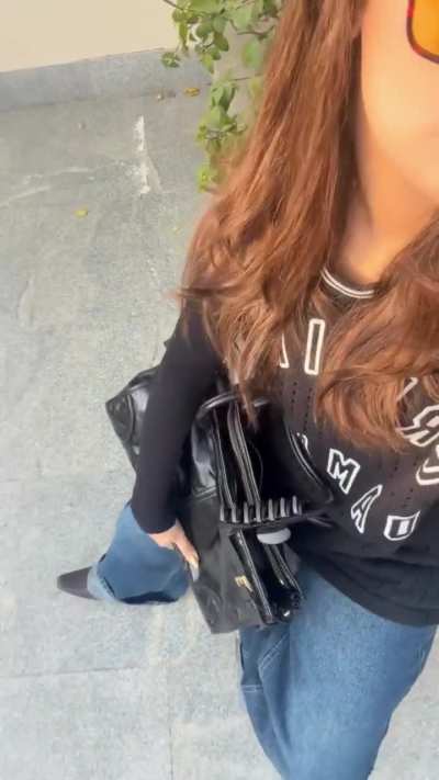 Avneet Kaur in Black Tshirt-IG-17 Nov 2025