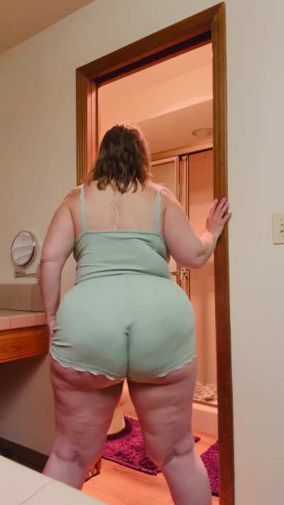 Smell that? It’s your pre-poop 💨 💩 dinner. Lick my asshole clean after I flood it with sulfur. Make Mommy proud 😈