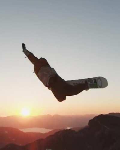 Impressive to get this shot while snowboarding yourself.