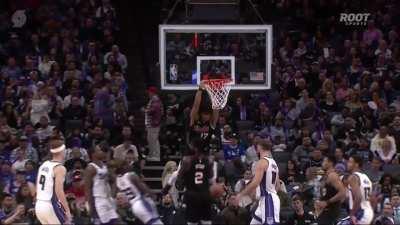 [Highlight] Sharpe gets into the paint and just explodes up over everyone for the dunk