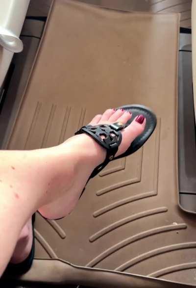 Would you sneak a look at my feet if you were sitting next to me? 🤔 