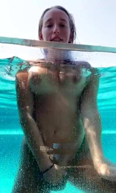 [Kik weyt31] kinky, bi, horny showoff stroking to porn on my TV but i need a beta bud to help make me cum 😈🤤