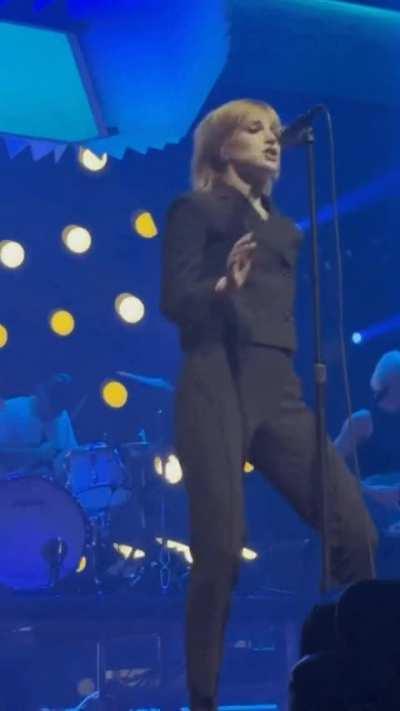 Hypnotising moves and a little twerk...