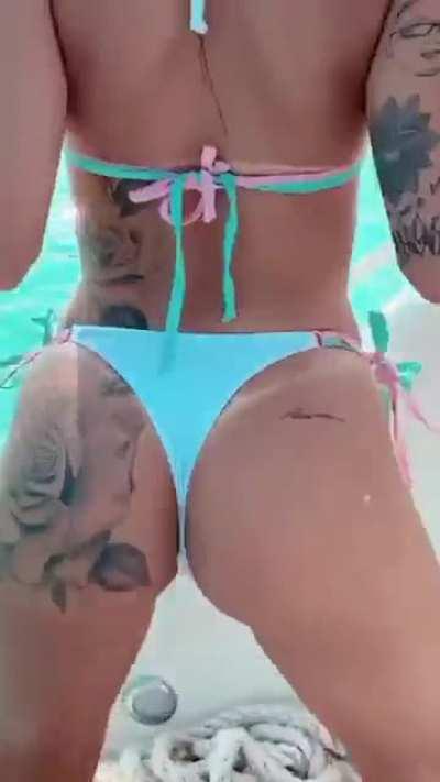 Pack da Mc Mirella grátis, deixa teu WhatsApp aí embaixo que eu chamo