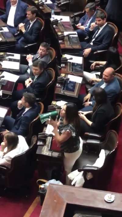 Momentos en el que pagano saca el megafono