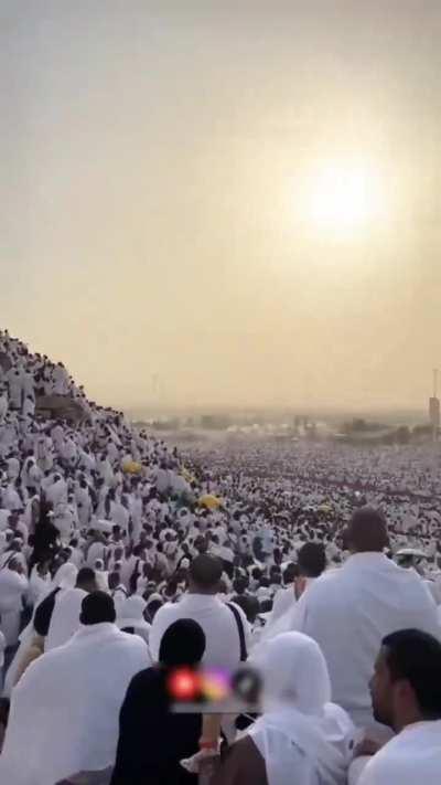 More than 1.5 million Muslims pray on Mount Arafat