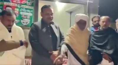 Elderly Pakistani speaking facts. Imran is the only brave man in Pakistan! Corner meeting.